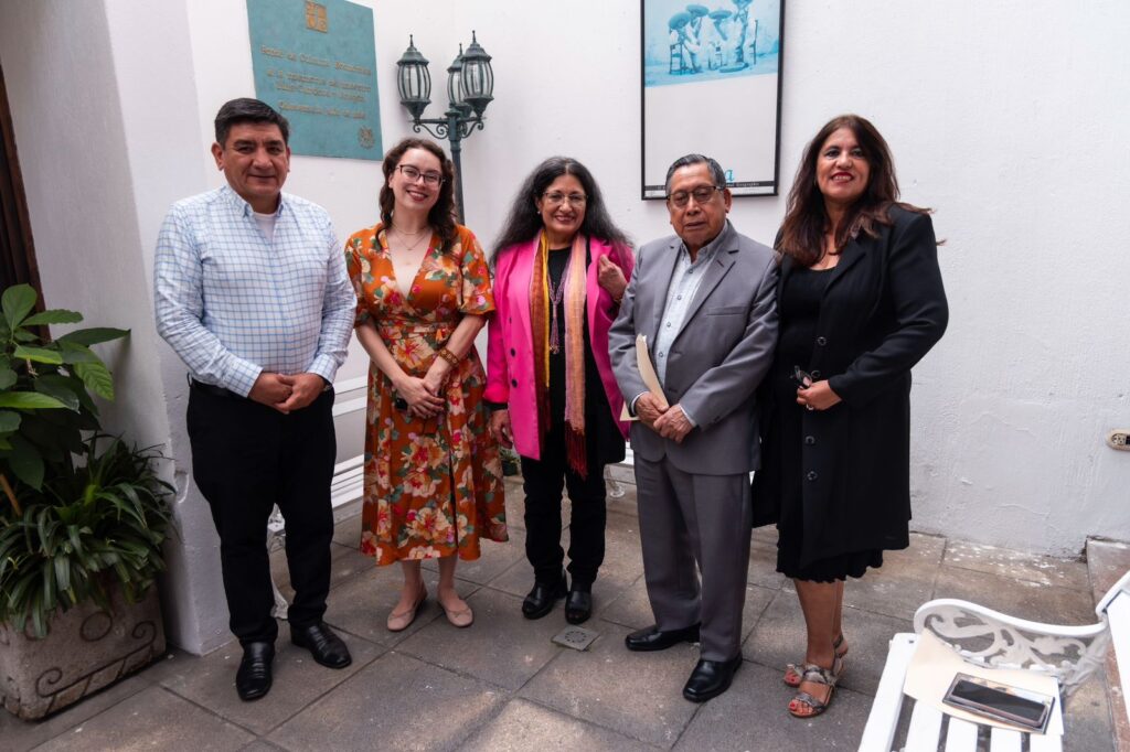 De izquierda a derecha, César Medina, director del Fondo de Cultura Económica, Hanna Orellana, jefa del Departamento de Editorial Cultura, Gladys Tobar, directora del documental, Francisco Morales Santos, escritor guatemalteco y Liliana Murga, jefa del Departamento de Investigación Artística.