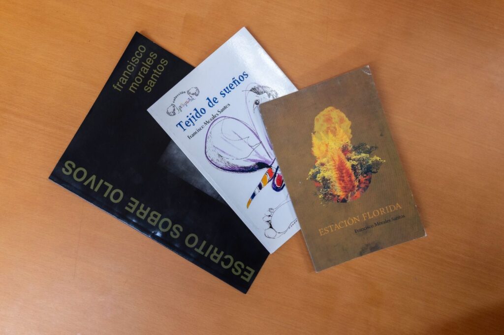 Algunas de las obras del escritor Francisco Morales Santos, como Escrito sobre olivos, Tejido de sueños y Estación Florida.