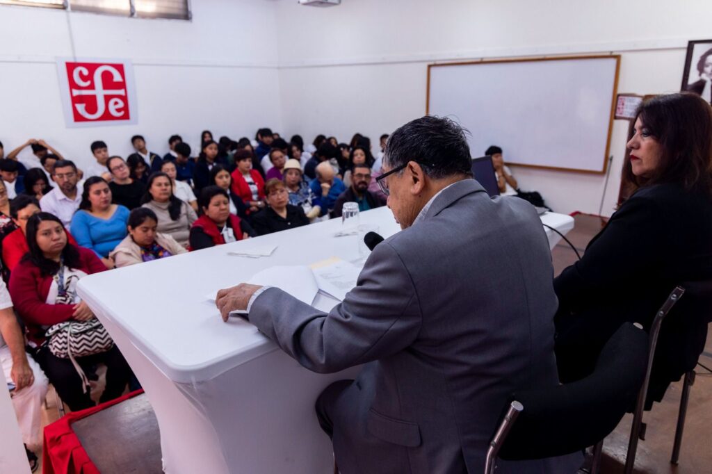 Público en general y estudiantes del Colegio de Señoritas El Rosario y del Instituto Normal Mixto "Rafael Aqueche", Jornada Vespertina, escuchan al escritor Francisco Morales Santos.