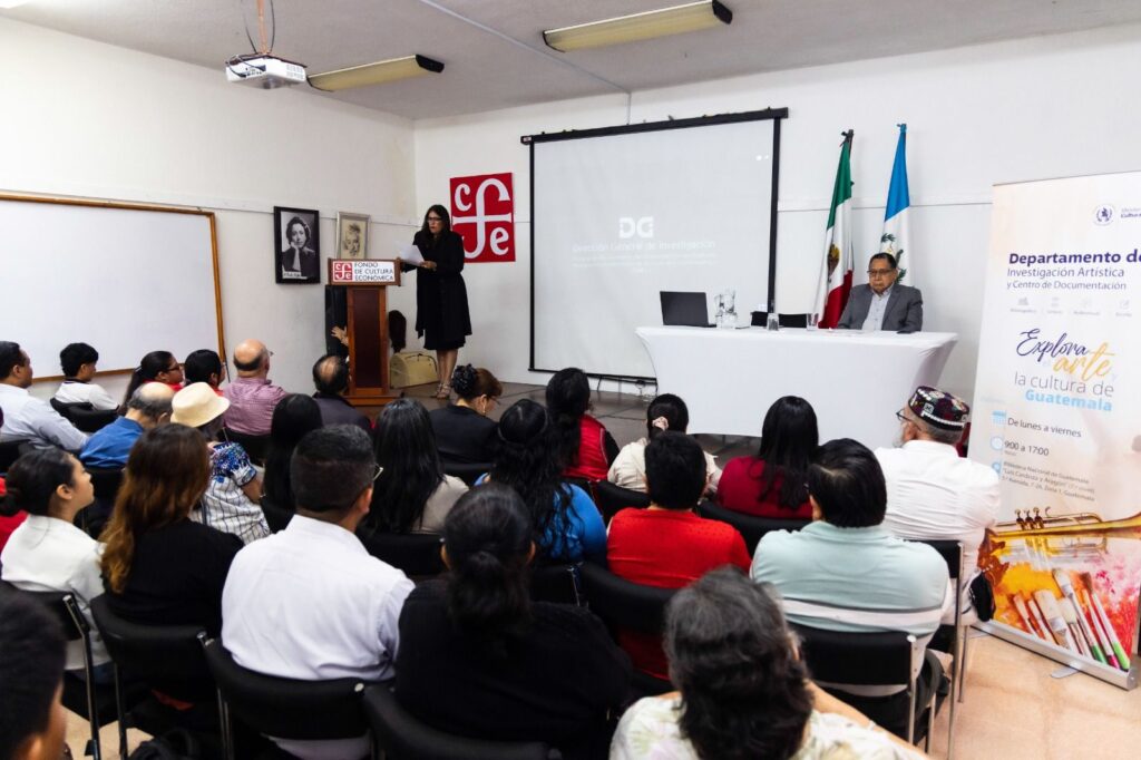 Liliana Murga, Jefa del Departamento de Investigación Artística, presentó el conversatorio y el documental Ceremonial Contra el Olvido: Vida y obra de Francisco Morales Santos.