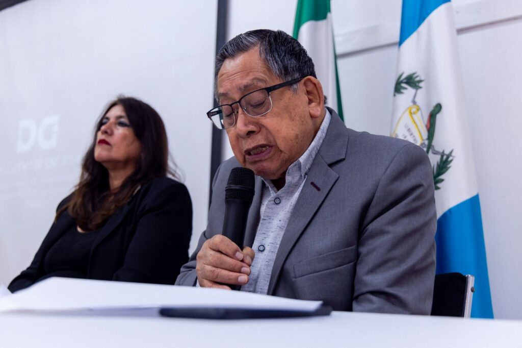 El escritor Francisco Morales Santos, dando vida con su voz a algunos de sus poemas.