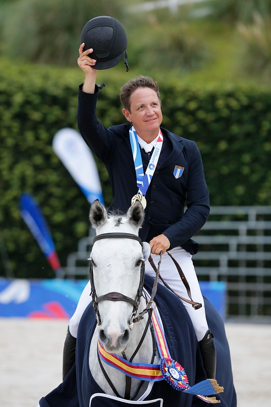 Álvaro Tejada junto con Comedian Of Picobello tras intensos días de competencia "overall" en la disciplina de salto conquistaron el oro.