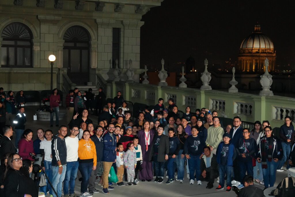 Guatemala realizó su primer observatorio astronómico en la terraza del emblemático Palacio Nacional de la Cultura en la Ciudad de Guatemala, donde participaron más 150 personas que apreciaron la luna llena y otros cuerpos celestes.