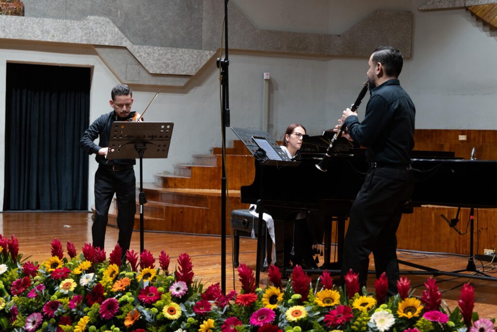 El escenario del Conservatorio Nacional de Música “Germán Alcántara” reunió a los artistas Sergio Reyes, Esmeralda Pazos y Alvaro Reyes en este concierto de música de cámara.