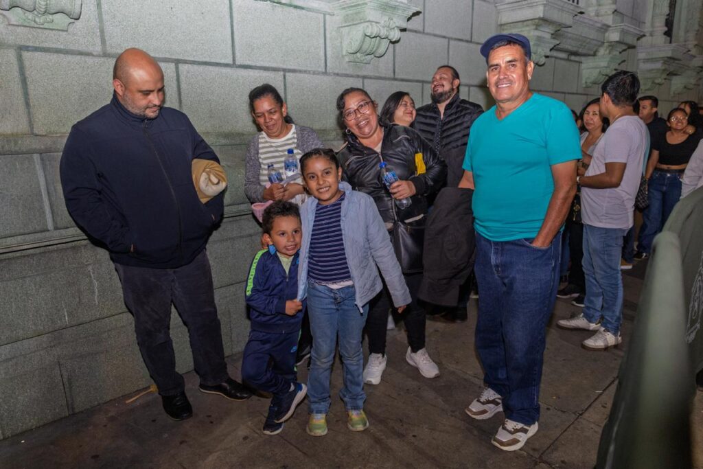 Los grupos de visitantes listos para comenzar el recorrido en el Palacio Nacional de la Cultura.