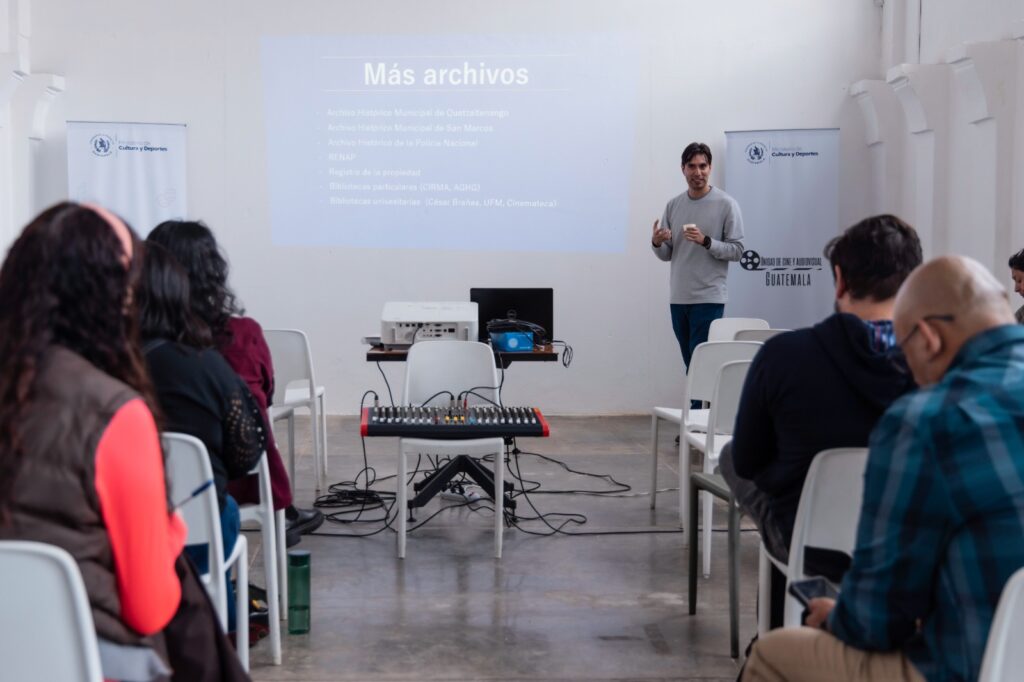 Alexander López, creador de "Guate a Pata", compartió su pasión por la historia como herramienta clave para el taller "Narrativas culturales y creación de concepto".