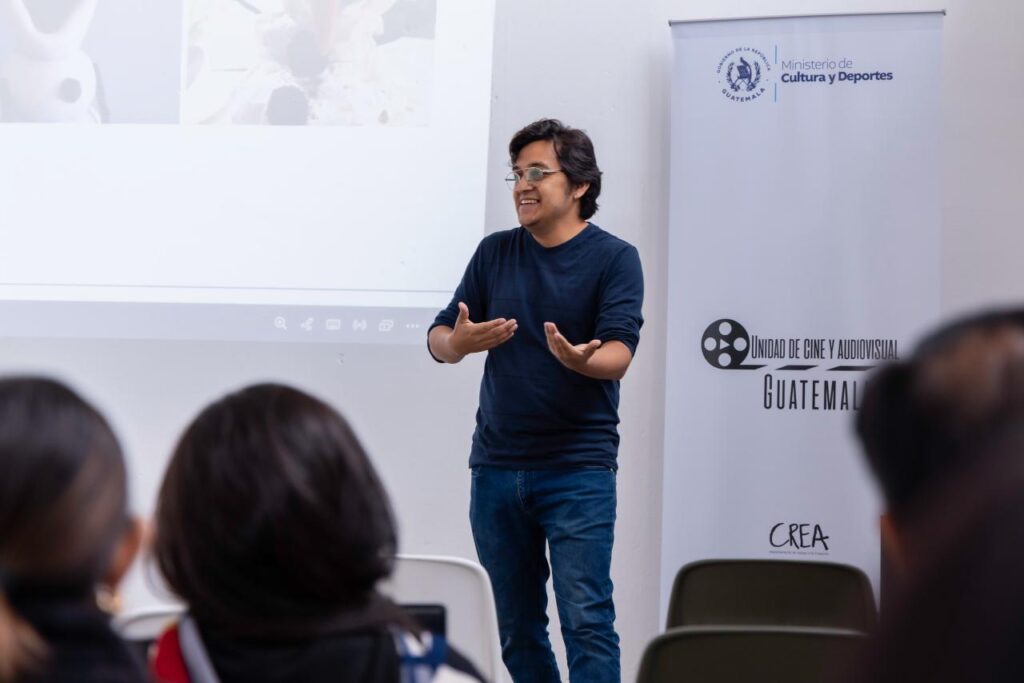 El periodista Gabriel Woltke durante el taller "Producción audiovisual, técnica exprés y edición móvil".