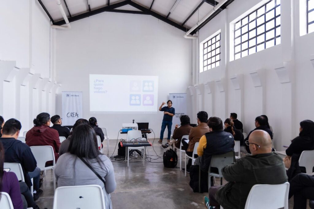 Gabriel Woltke compartiendo sus conocimientos sobre narrativas y técnicas de edición móvil en "La Caballeriza", del Flamingo Histórico, zona 1, Ciudad de Guatemala.