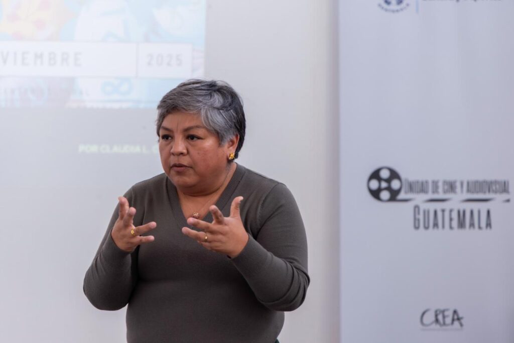 La comunicadora Claudia Cruz, directora de Suricatta Studio, compartió estrategias clave en su taller "Importancia de las redes sociales en la difusión cultural".