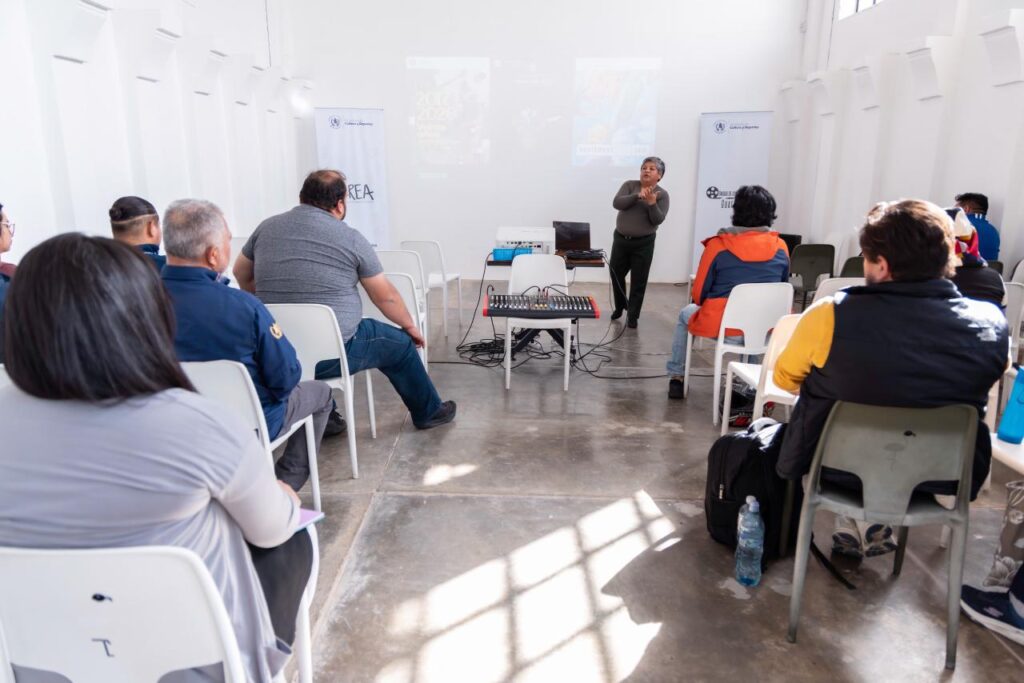 Explorando cómo usar las redes sociales como puentes culturales, sin perder la autenticidad.