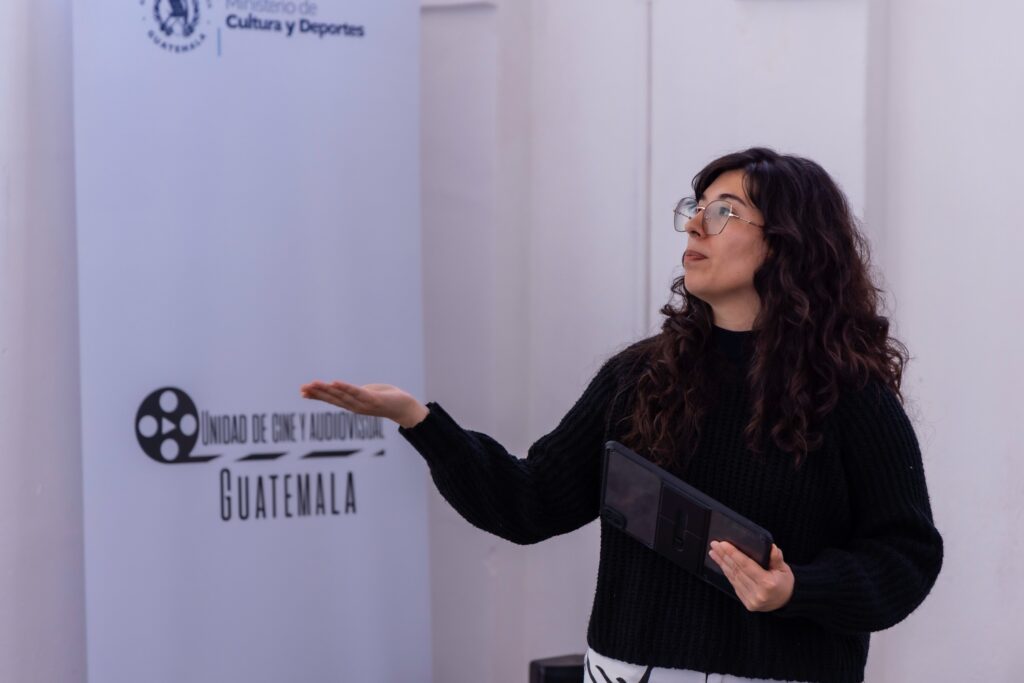 La periodista Jeanelly Vásquez imparte el taller "Cómo crear historias audiovisuales que impacten para medios digitales".