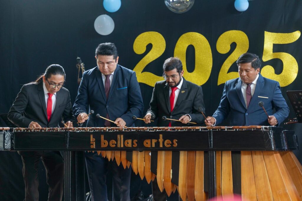 La Marimba de Concierto de Bellas Artes interpretó piezas como Luna de Xelajú y Noche Buena.