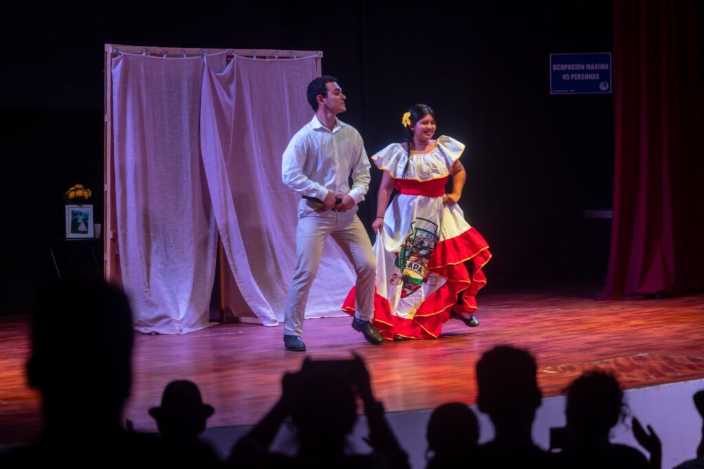 A través de tres cuadros que cobran vida, la obra expone cómo la falta de apoyo familiar, la imposición social y la violencia detienen el desarrollo de artistas emergentes.