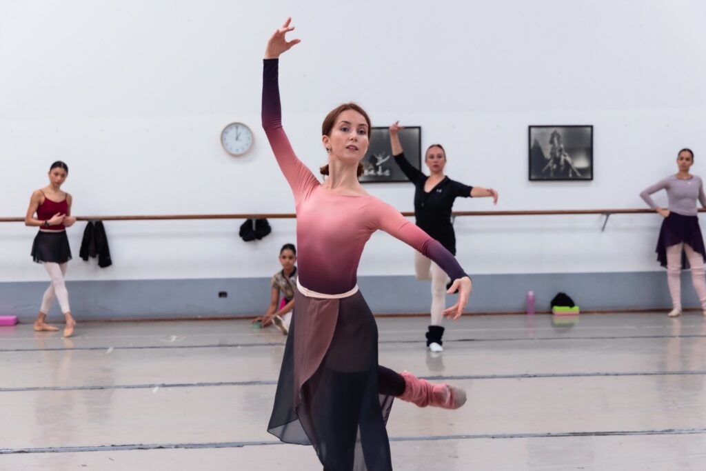 En estas presentaciones es que los miembros del Ballet pondrán en práctica las técnicas de perfeccionamiento de la danza adquiridas recientemente en los talleres que impartió la destacada bailarina rusa Lina Sheveleva