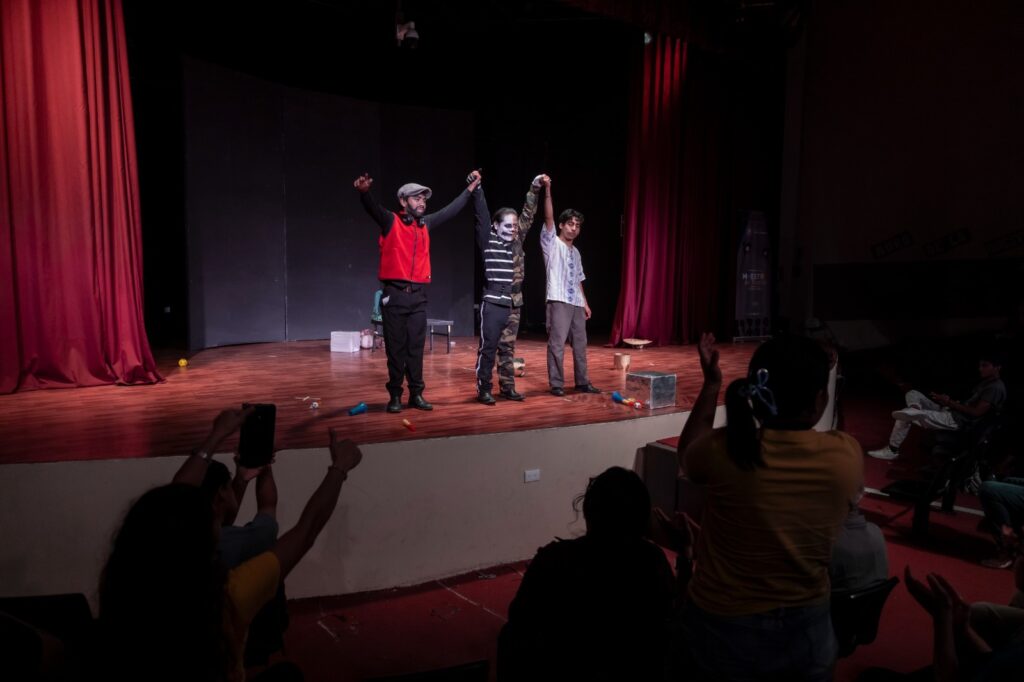 La propuesta escénica plantea que la verdadera igualdad requiere unidad y que el poder debe repartirse en partes iguales para el bienestar común.