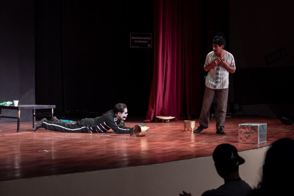 La historia narra el conflicto donde se usa la manipulación, y sobre un pueblo que resiste para defender sus principios y dignidad.