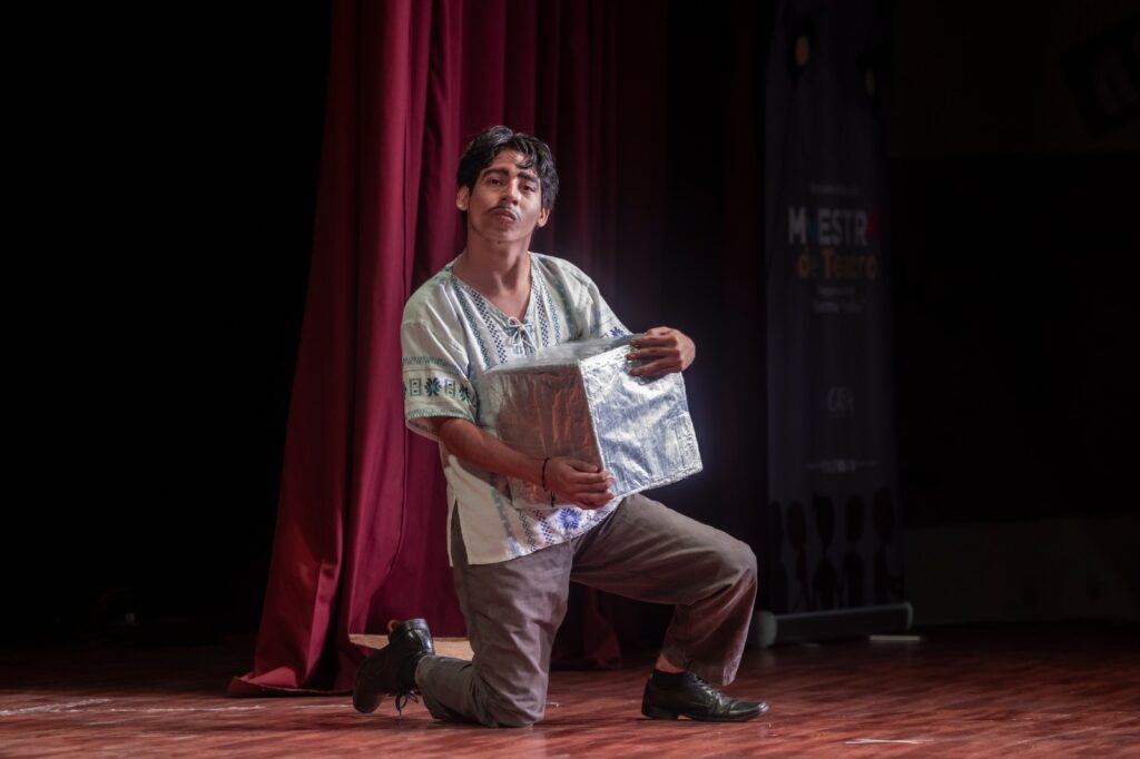 El actor que personifica al "Pueblo" representa la conciencia, la dignidad y el despertar de una ciudadanía que busca su libertad.