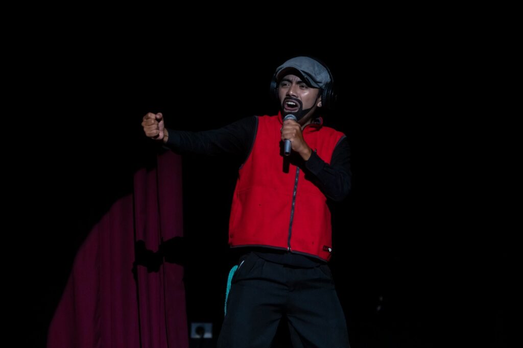 Un personaje clave en la trama es el periodista, quien a través del humor y la interacción, se convierte en un aliado fundamental para la lucha social.