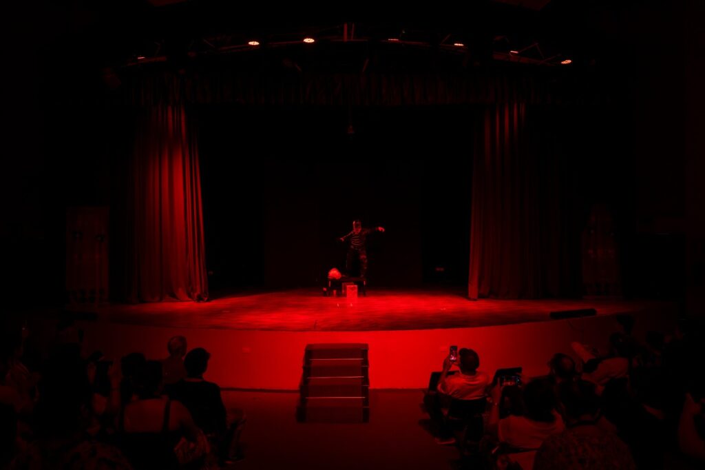 La obra combina elementos de drama alegórico y sátira para cuestionar las jerarquías de poder y la corrupción en la sociedad.