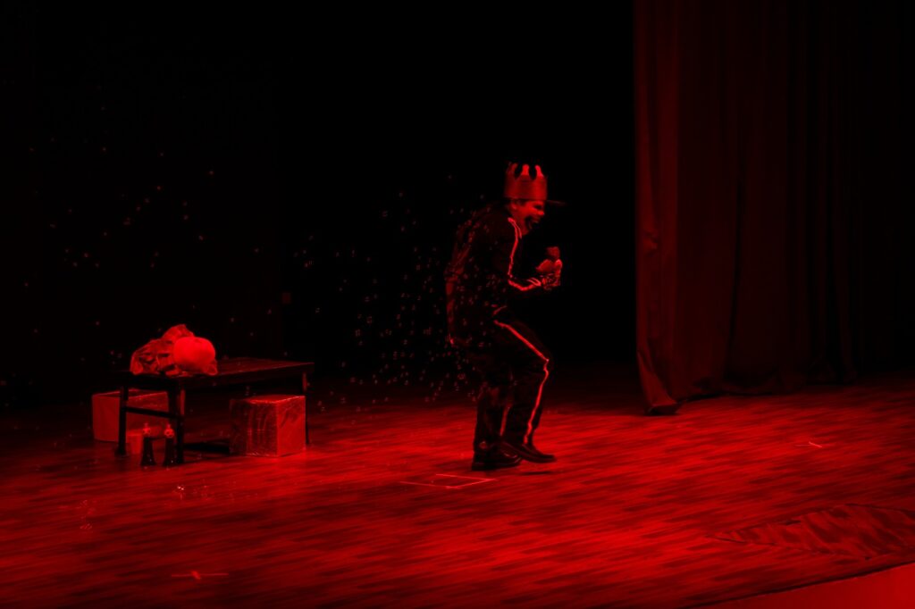 El personaje principal, caracterizado como mitad militar y mitad esqueleto, simboliza el poder autoritario que ejerce control sobre la población.