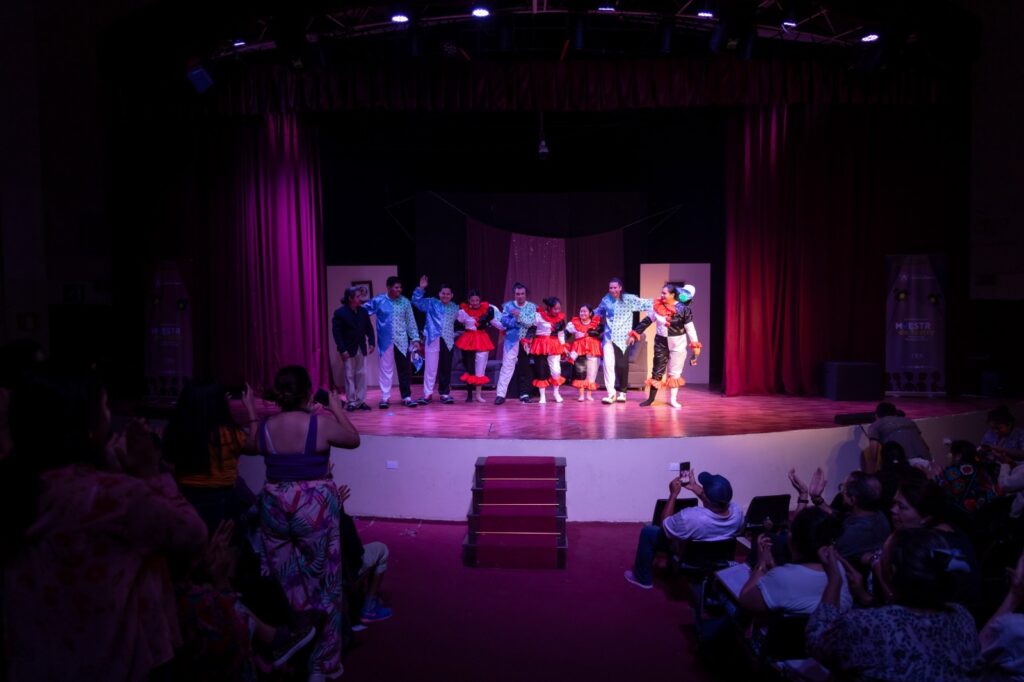 El grupo Máscaras de Maíz representó al departamento de Retalhuleu con la obra "En esta casa hay democracia".