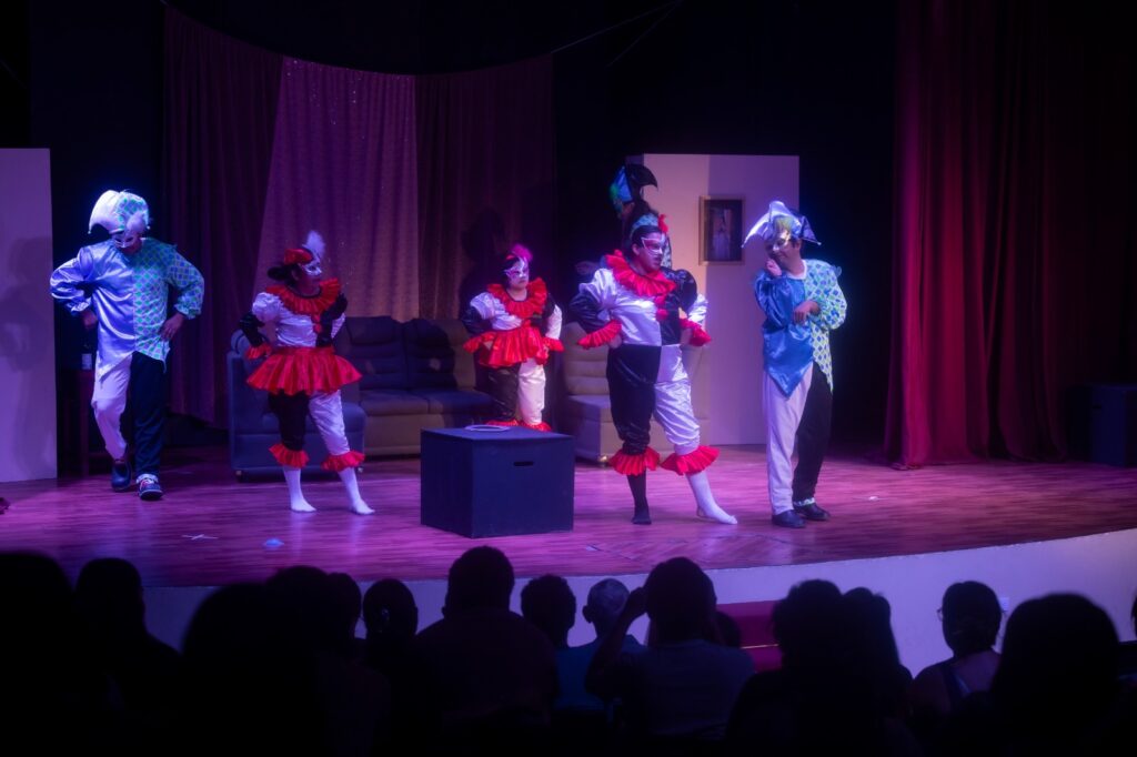 La puesta en escena combinó el teatro de arlequines con el teatro tradicional para realizar una crítica directa a la realidad sociopolítica del país.