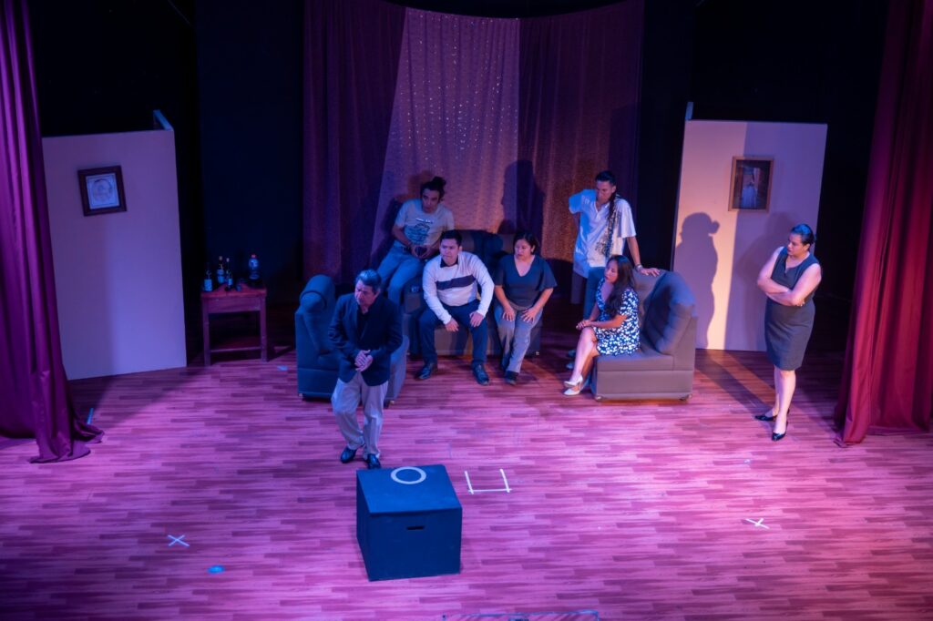 La trama se desarrolla en el interior de una casa que funciona como alegoría del Estado, donde ocurren abusos que quedan en la impunidad.