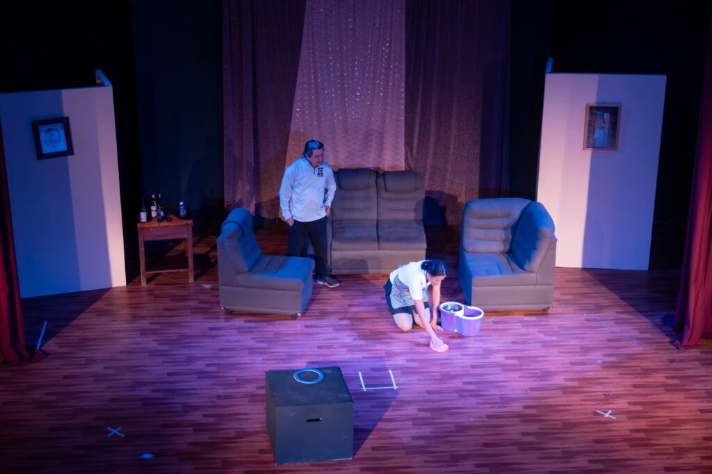 La obra expone cómo un ultraje queda sin castigo gracias a la conveniencia económica de la familia, reflejando la corrupción del sistema judicial.