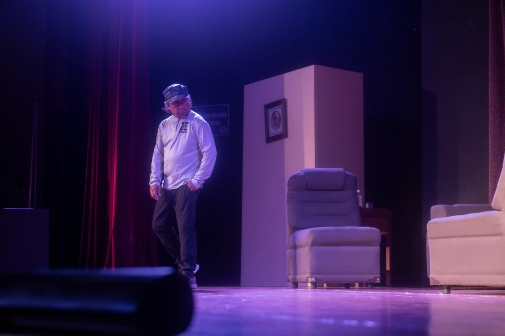 Este personaje simboliza el financiamiento ilícito y el poder económico que logra evadir la justicia simplemente por pagar las cuentas del hogar.