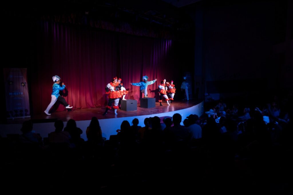 El guion hace alusiones directas a las administraciones gubernamentales, cuestionando la falsa sensación de democracia que se vive en el país.