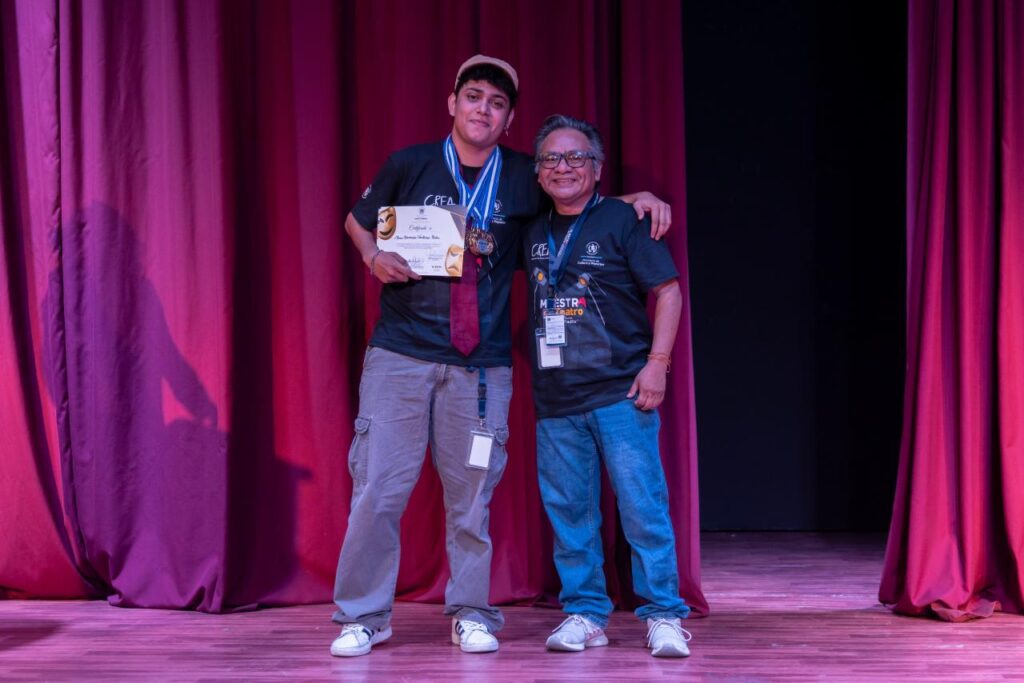 Se hizo entrega de reconocimientos a la Compañía de Teatro Coatepeque, del departamento de Quetzaltenango, por su participación en la Muestra de Teatro Departamental "Norma Padilla" 2025.