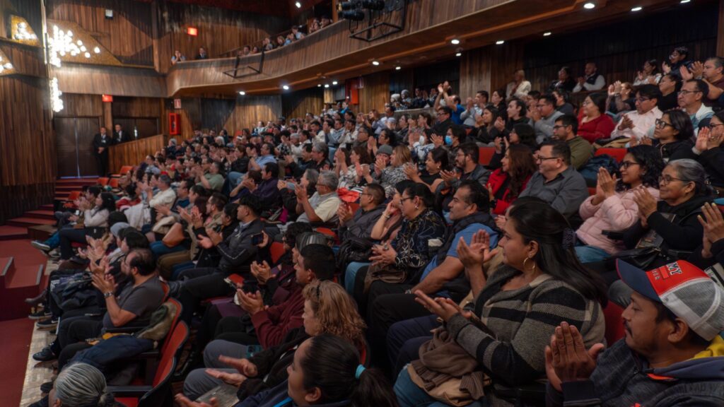 La puesta en escena, la iluminación y el trabajo actoral se unen para dar vida a la obra clásica de Manuel Galich en una producción poderosa.