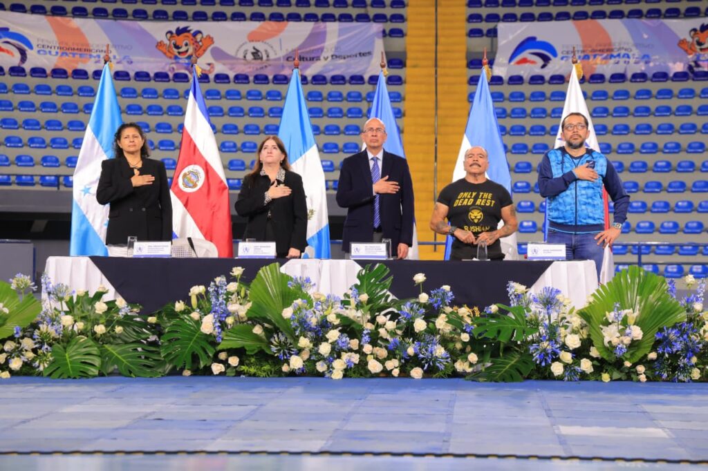 La vicepresidenta del Comité Paralímpico Guatemalteco, Ericka Pérez; la ministra de Cultura y Deportes, Liwy Grazioso, el viceministro del Deporte y la Recreación, Francisco Aguilar Chang; el paratleta, Rolando de León y el ex paradeportista, Raúl Anguiano cantan el Himno Nacional.