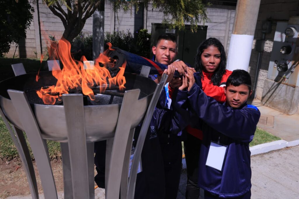 De la mano de los deportistas Erika Esteban, Pablo Palacios, Luis Vail y Keitlyn Escobar, se dio por inaugurada está fiesta con el encendido del fuego patrio.