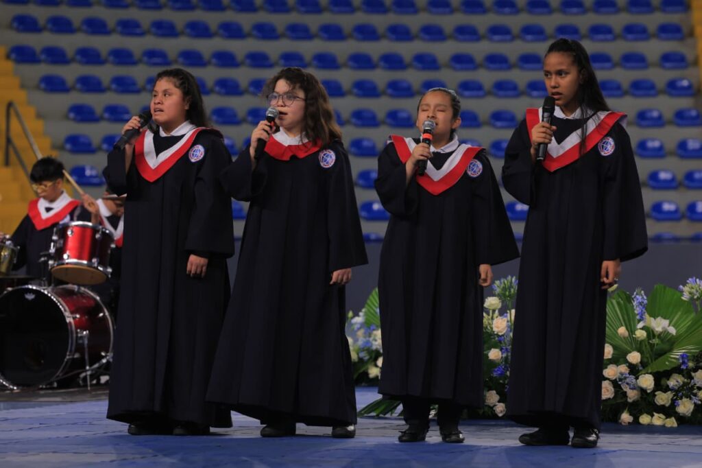 El coro "voces de luz y expresión del silencio" del Benemérito comité prociegos y sordos de Guatemala presentó un repertorio variado de canciones.
