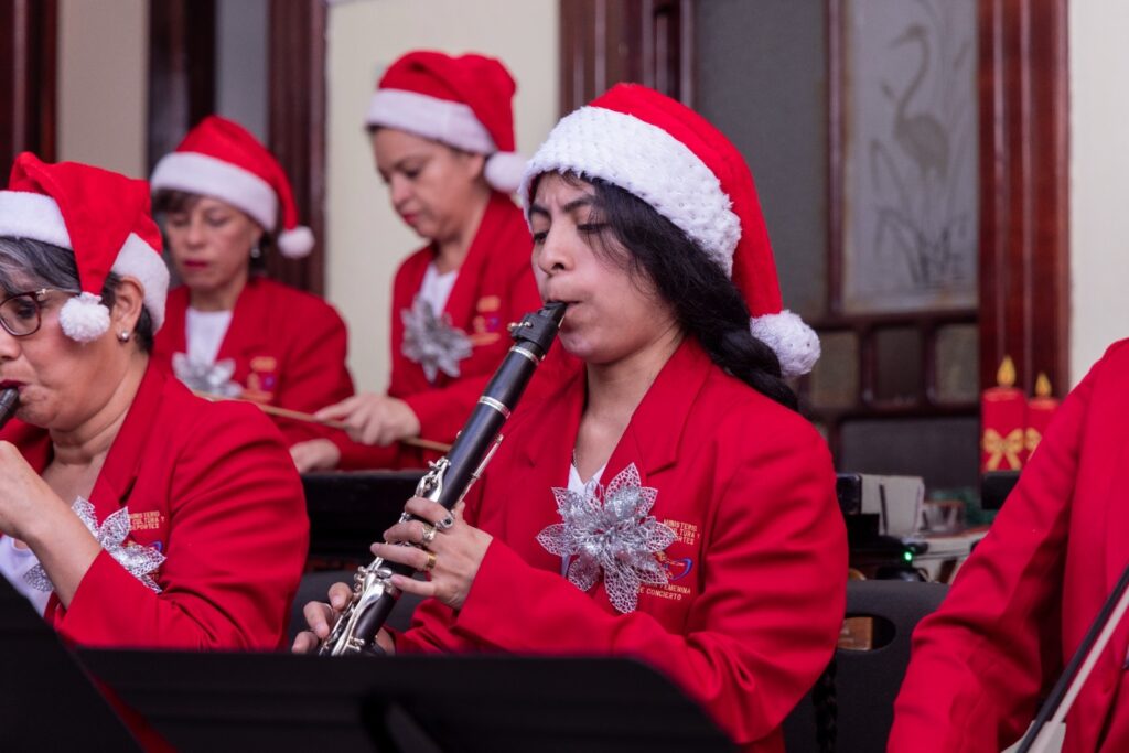Con el concierto “Vísperas de Navidad”, se interpretaron un repertorio de temporada ante un público que llenó el recinto.