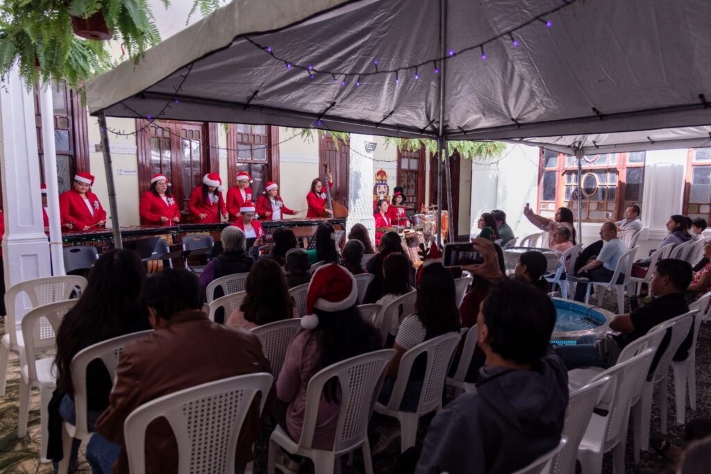 El programa incluyó adaptaciones al hormigo de clásicos internacionales como “Paseo en trineo” y un popurrí que incluía el tema “Jingle Bells”.
