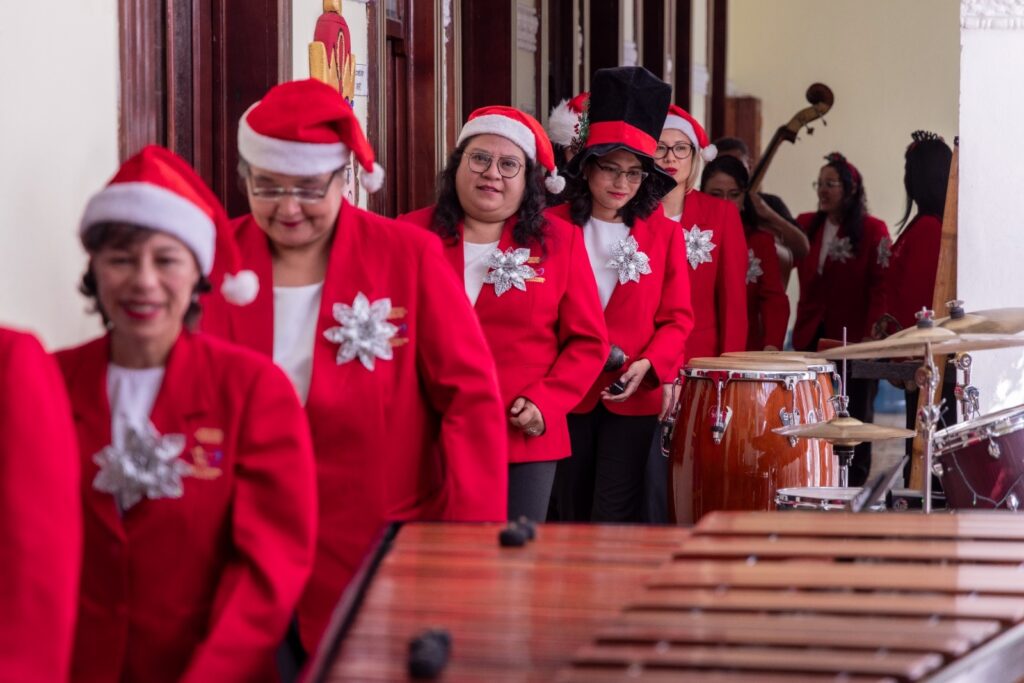 Familias completas acudieron al recinto para compartir una mañana artística con los sonidos de esta temporada.