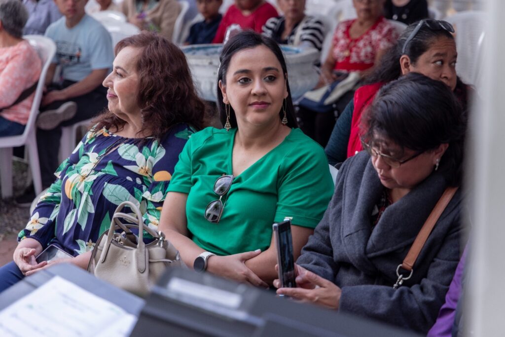 Entre aplausos el público celebró el inicio de las fiestas decembrinas en una mañana donde la tradición y calidez del hormigo se disfrutó con alegría.