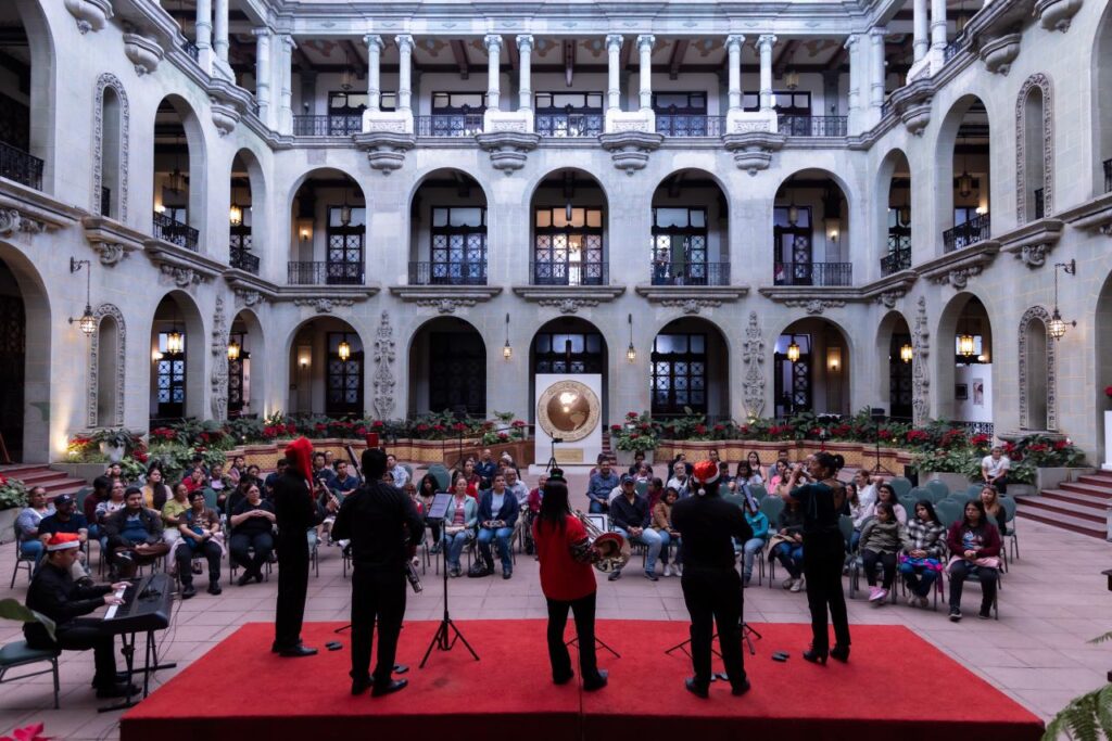 El escenario de esta presentación se realizó en el Patio de la Vida del Palacio Nacional de la Cultura.