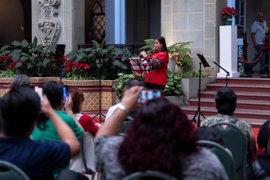 La cornista Ángela Jayes y el pianista Jr. Medina abrieron la tarde con el clásico “Santa la Noche”.