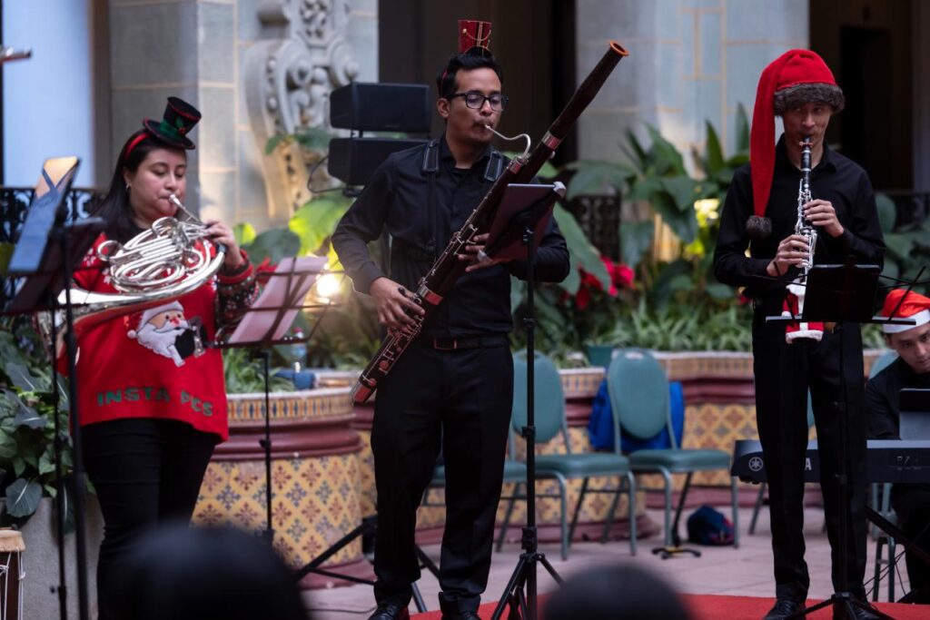 Asimismo, la tarde contó con la participación especial del maestro Jr. Medina como pianista invitado.