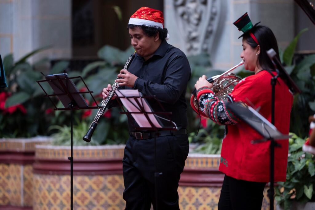 Nuestra identidad se hizo presente en el recinto con la ejecución del tradicional “Son Noche Buena”.