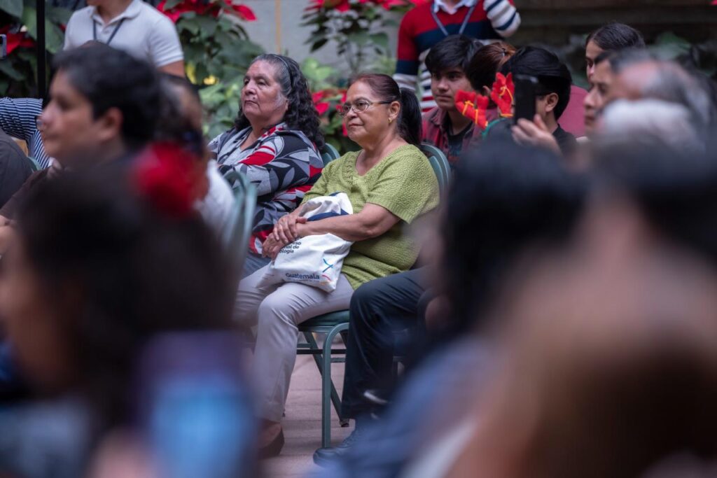Familias guatemaltecas asistieron al Palacio Nacional de la Cultura para vivir una tarde de convivencia rodeados de melodías festivas.