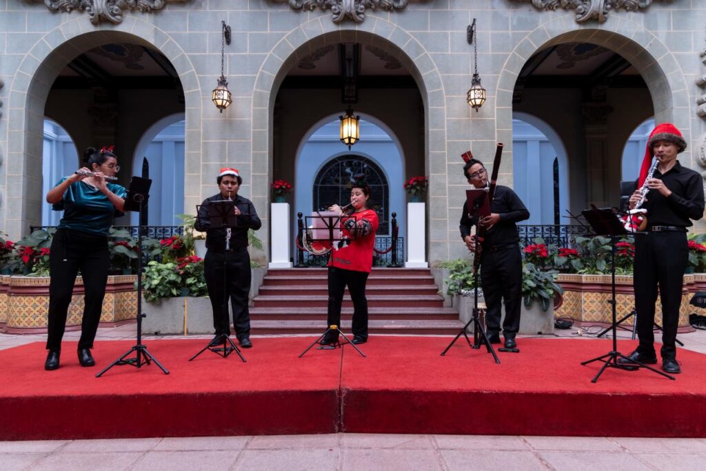 El público disfrutó de temas tradicionales de la época como “Greensleeves”, “Blanca Navidad” y el “Niño del Tambor”.