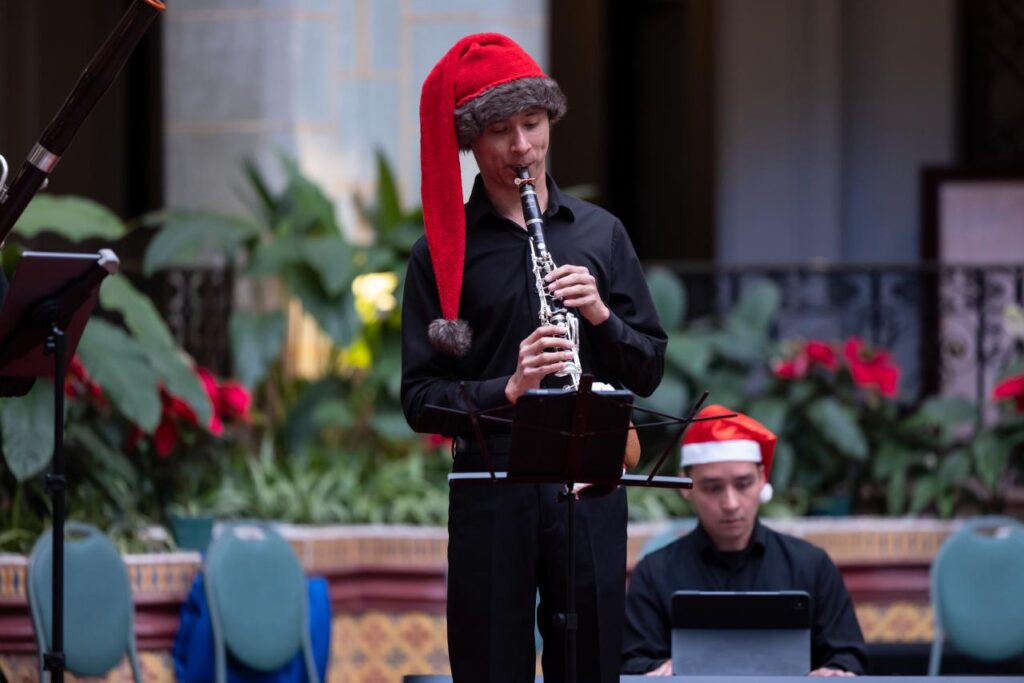 Durante el intermedio, el maestro Jr. Medina deleitó a los asistentes con su interpretación solista de la pieza “Escucha a los Ángeles”.
