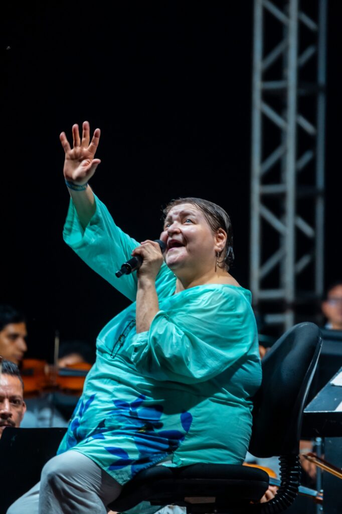 Mónica Sarmientos fue la directora invitada en los conciertos navideños en Escuintla, y compartió su talento más allá de la batuta, su voz se unió a los sonidos de los instrumentos de la Orquesta Sinfónica Nacional.