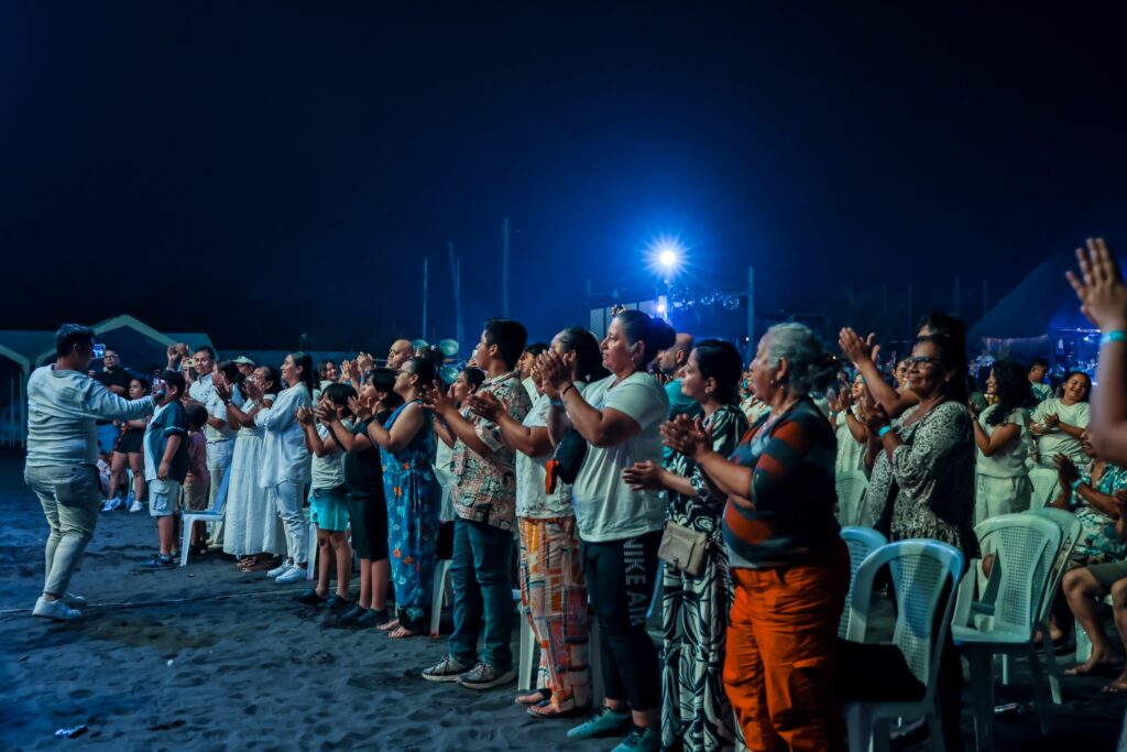 Cientos de espectadores asistieron al primer concierto de la Orquesta Sinfónica Nacional en el Puerto de San José, Escuintla.